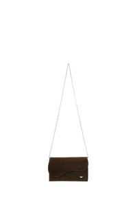 Borsa a pochette in suede marrone con chiusura a pattina curva e tracolla in catena argentata, con un piccolo logo sulla parte anteriore.