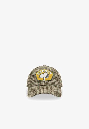 Baseballkappe mit Hahnentrittmuster und einem gelben Aufnäher mit Snoopys Profil und dem Wort "SNOOPY" darüber.