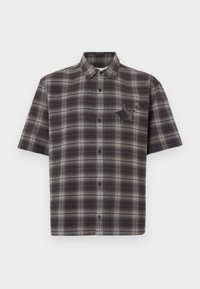 Πουκάμισο με κοντά μανίκια σε καρό μοτίβο σε σκούρο μπλε και γκρι. Διαθέτει εμπρός με κουμπιά, μυτερό γιακά και υφασμένο αστέρι στο στήθος.