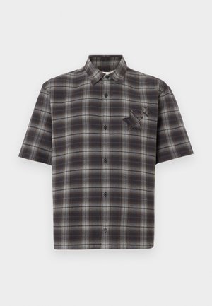 Koszula w kratę z krótkim rękawem w ciemnym granacie i szarości. Z przodu zapinana na guziki, z zaostrzonym kołnierzem i teksturowanym akcentem w kształcie gwiazdy na piersi.