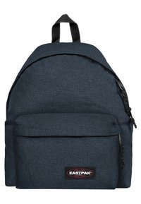 Mochila de tejido gris oscuro con forma redondeada, bolsillo frontal con cremallera y un asa en la parte superior. Cuenta con un parche de logo y correas para los hombros ajustables.