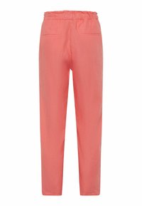 Perzikkleurige, loose-fit broeken gemaakt van een lichte stof, met een elastische tailleband en twee achterzakken.