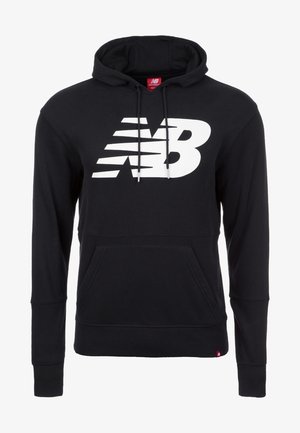 Schwarzer Pullover-Hoodie aus weichem Stoff, mit einer Fronttasche, verstellbaren Kordeln und einem großen weißen New Balance-Logo auf der Brust.