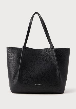 Melnas ādas somiņa ar strukturētu apdari, kurai ir divi rokturi un atvērta augšdaļa. Minimāla zīmola identifikācija redzama apakšā.