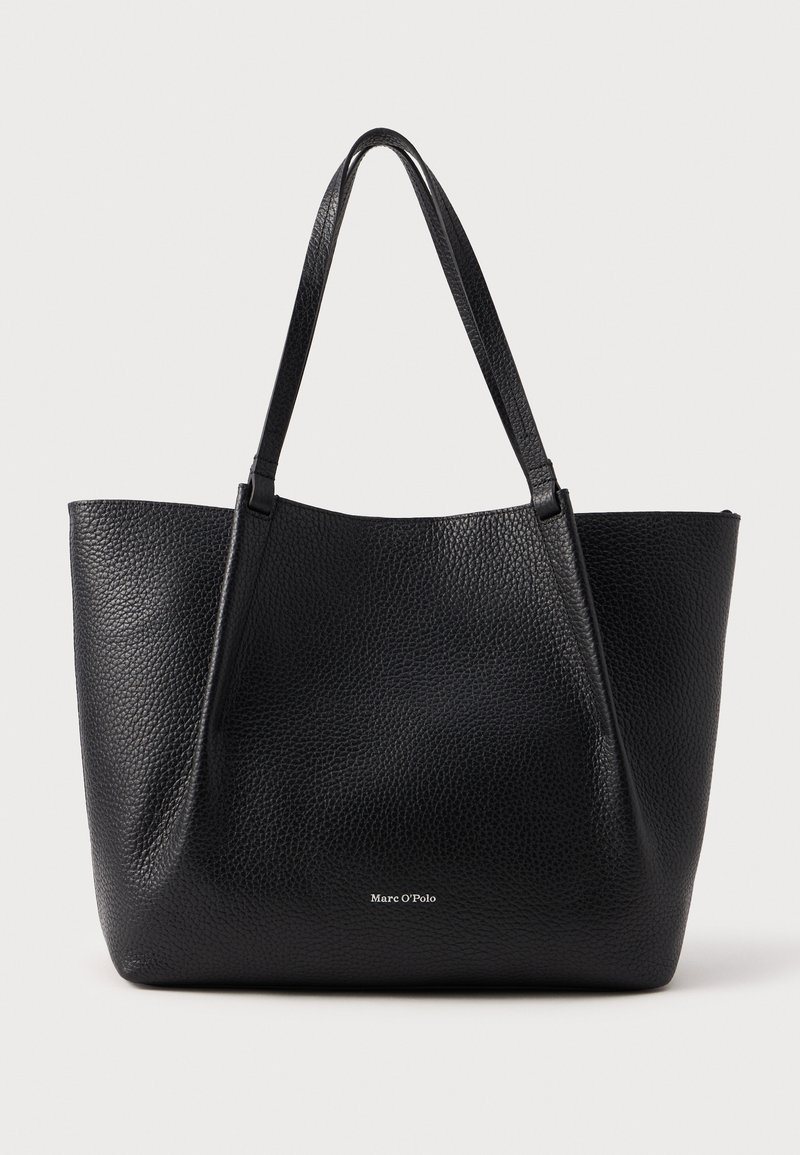 Czarna skórzana torba tote o fakturowanym wykończeniu, z dwoma uchwytami i otwartym wierzchem. Minimalne oznaczenie marki umieszczone na dole.