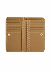 Skórzany portfel w kolorze brązowym z wieloma miejscami na karty, gładką teksturą i białym szwem. Posiada złoty zatrzask, który zapewnia bezpieczny dostęp.