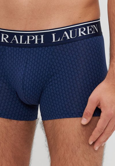 Boxeri scurți bleumarin cu un model texturat; talie elastică cu inscripția "Ralph Lauren" în litere albe; design ajustat.