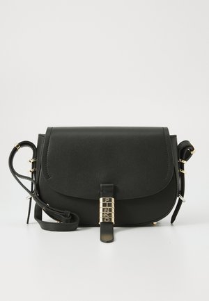 Zwarte leren crossbodytas met een voorflap, verstelbare riem en gouden sluiting met daarin gegraveerde letters "PINKO".