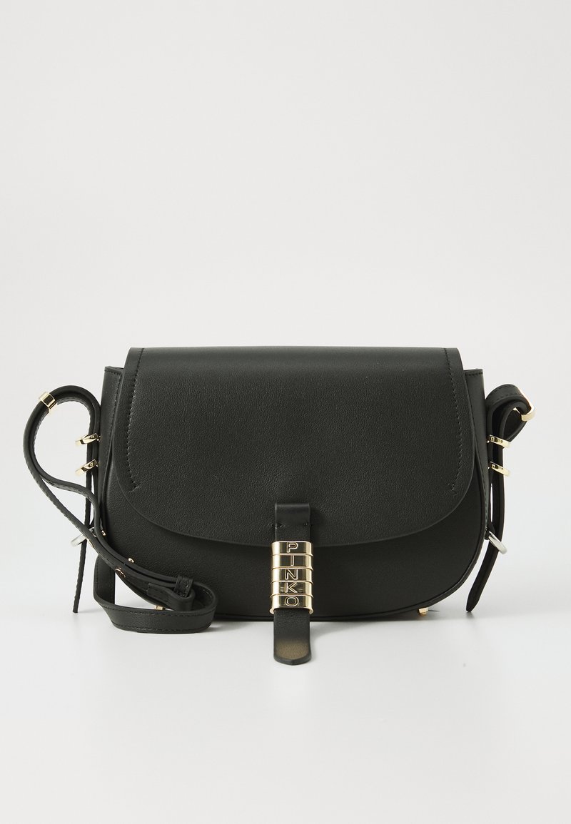Melna ādas crossbody soma ar priekšējo atloku, regulējamu siksnu un zelta aizdari, uz kuras ir iegravēti vārdi "PINKO".