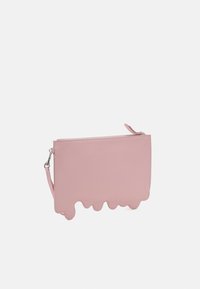 Rožu krāsas ādas clutch soma ar viļņainu izgriezumu apakšmalā. Aprīkota ar rāvējslēdzēja aizdari un noņemamu plecu siksnu. Gluda tekstūra visā virsmā.