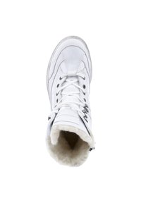 Hoge sneaker van wit leer met een gewatteerde kraag en faux bont voering. Voorzien van metalen oogjes en veters voor een veilige pasvorm.
