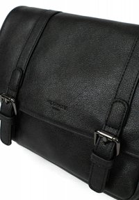 Borsa a tracolla nera in pelle con finitura textured, minuteria in argento e fibbie decorative sul pattino anteriore. Branding minimale visibile.