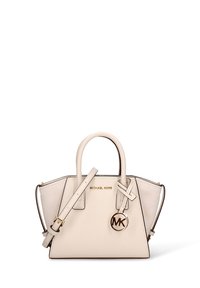 Witte leren handtas met een gestructureerd ontwerp, dubbele handgrepen, een afneembare riem en een logo en accenten in goudkleur.