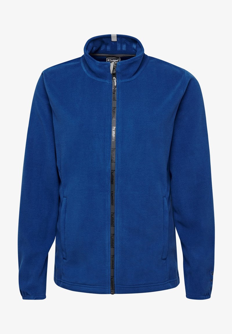 Blå fleecejacka med hög krage, framdragkedja och två sidofickor. Har en mjuk textur och svart detaljering på dragkedjan.