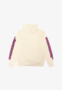 Krém színű kapucnis pulóver, állítható kötővel, élénk rózsaszín és fekete szöveggel mindkét ujján, sima textúrával.