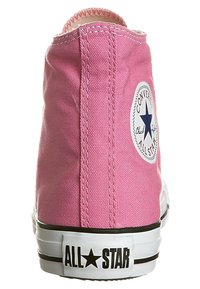 Høy-snipp rosa Converse All Star sneakers som viser sydd stoff, bakre logo-patch og hvit gummisåle med svarte striper.