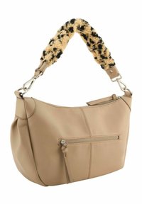 Sac à bandoulière en cuir beige avec une poignée en peluche à motifs marron et noir, présentant une poche zippée à l'avant et des détails de couture subtils.