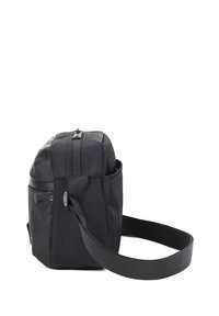 Borsa nera di forma cilindrica, realizzata in nylon strutturato, con una zip superiore e una tracolla rimovibile. Accenti lisci sui lati.