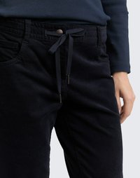 Pantalons en velours côtelé bleu marine avec une texture lisse, dotés d'un bouton à l'avant, d'une taille à cordon de serrage et de poches avant pour une utilisation pratique.