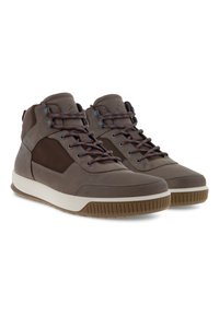 Sneaker alte marroni realizzate in pelle e tessuto, con dettagli testurizzati, una suola intermedia bianca e suole esterne in gomma resistenti. Lacci blu.