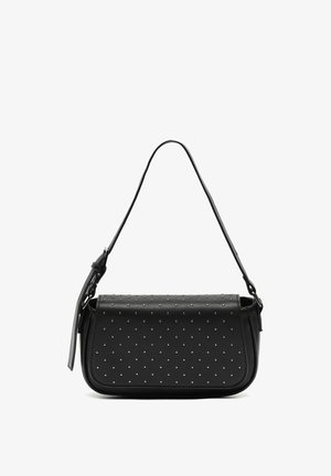 Zwarte faux leren tas met een rechthoekige vorm, voorzien van zilveren studs en een enkele verstelbare schouderriem. Gladde textuur, minimalistisch ontwerp.