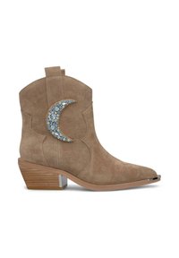 Stivaletti ankle beige in suede con punta affusolata e tacco di altezza media, caratterizzati da un'accensione a luna crescente decorata con pietre blu.
