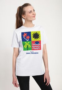 Hvid bomulds T-shirt med et multifarvet grafisk design, der indeholder blomster, sol, palmetræer og bølgeikoner. Teksten viser "Næste Stop TONGA, POLYNESIEN."