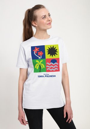 Hvid bomulds T-shirt med et multifarvet grafisk design, der indeholder blomster, sol, palmetræer og bølgeikoner. Teksten viser "Næste Stop TONGA, POLYNESIEN."