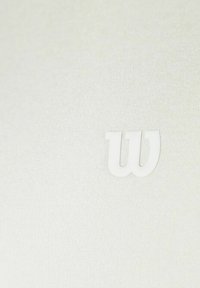Tela blanca con una textura suave presenta un logotipo en relieve de la letra "W" en un color blanco a juego, situado en el centro.