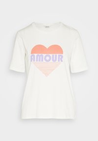 Vit kortärmad t-shirt med en stor hjärtgrafik i persika och lila samt ordet "AMOUR" i fet, blockbokstäver. Slät tygtextur.