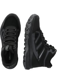 Scarpe da trekking nere con una tomaia sintetica texturizzata, caratterizzate da accenti grigi e una suola robusta. I lacci sono integrati con materiale riflettente.