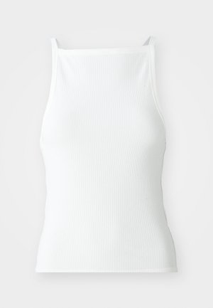 Weißes, geripptes Tanktop mit dünnen Trägern, das ein enges Design und eine glatte Textur aufweist. Der Stoff wirkt elastisch und leicht strukturiert.