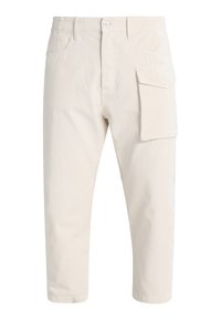 Beige bomullbyxor med avslappnad passform, med knäppning framtill, sidofickor och en stor cargoficka på vänster ben.