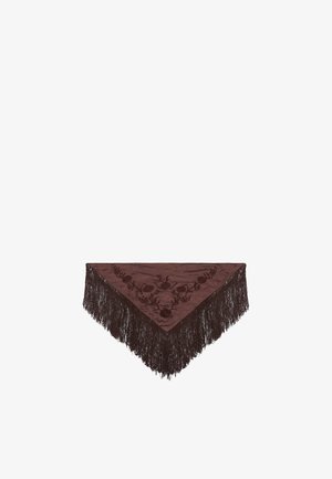 Chal triangular marrón con bordes con flecos, que presenta un diseño floral en relieve. Textura suave, adecuada para diversas opciones de estilo.