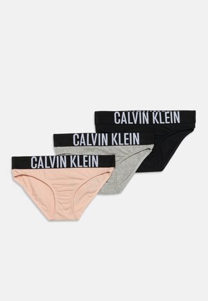 Tre Calvin Klein underbukser i sort, grå og lyserød, hver med en sort linning med hvid "CALVIN KLEIN" tekst.