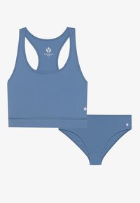 Kék sportos szett, amely egy hátrafelé nyitott crop topból és bikinialsóból áll. Simított anyag, finom varrási részletekkel; logó mindkét darabon.