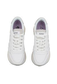 Sneakers bianchi in pelle perforata, con lacci piatti, dettagli grigi e suole in gomma. Presentano il logo "SUN68" sulla linguetta.