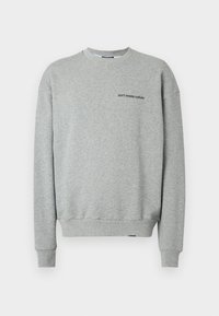 Sudadera gris hecha de una tela suave, con cuello redondo, puños acanalados y un pequeño logotipo en texto negro que dice "no desperdicies la cultura".