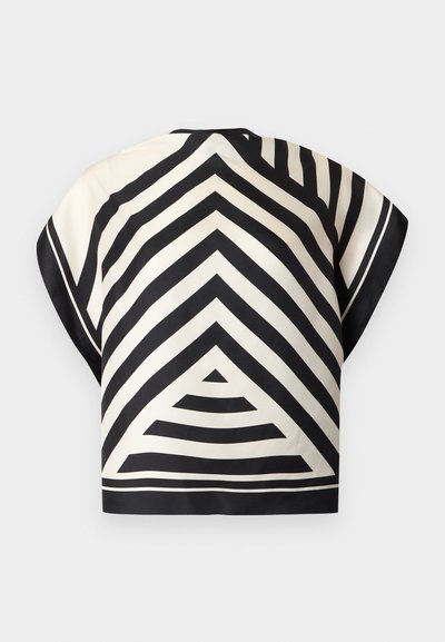 Μαύρο και άσπρο ριγέ τοπ με κοντά μανίκια, με έντονο γεωμετρικό σχέδιο σε σχήμα ζιγκ-ζαγκ και άνετη εφαρμογή σε απλό φόντο.