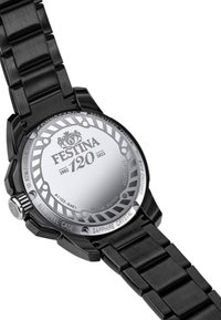 Melnā nerūsējošā tērauda pulkstenis ar pulētu aizmuguri. Iespējas ietver safīra kristālu, izstrādātas gravēšanas un ķēdes aproces dizainu.