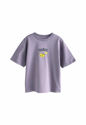 Lila pamut póló kerek nyakkal és rövid ujjakkal; a pólón Pikachu grafikai nyomata látható, felette pedig a "Pokémon" felirat fekete színben.