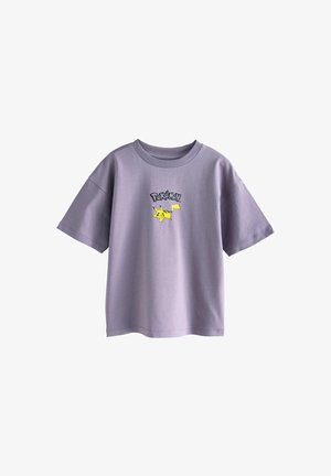 Fialové bavlněné tričko s krátkými rukávy, na kterém je černá a žlutá grafika Pikachu a text "Pokémon!" nad designem.