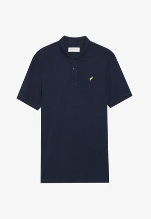 Mornarsko plava polo majica od teksturirane pamuka, s tri gumba na prednjem dijelu, kratkim rukavima i malim žutim logom orla na prsima.