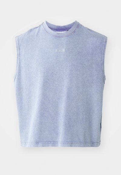 Ανοιχτό μωβ αμάνικο τοπ, από απαλό μείγμα βαμβακιού, στρογγυλή λαιμόκοψη, ακανόνιστο στρίφωμα, διακριτική σήμανση στο μπροστινό μέρος και άνετη εφαρμογή.