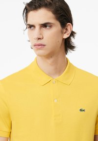 Lacoste Polo - jaune cornslik iy