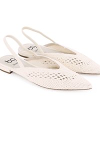 Zapatos slingback de punta afilada en tejido trenzado de color crema, con un patrón de rejilla, tacón bajo y un sutil logo en la plantilla.