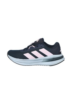 Zapatilla de running azul marino con acentos rosas, parte superior de malla, tres franjas blancas en el costado y una suela de goma texturizada. Cuenta con amortiguación Cloudfoam.