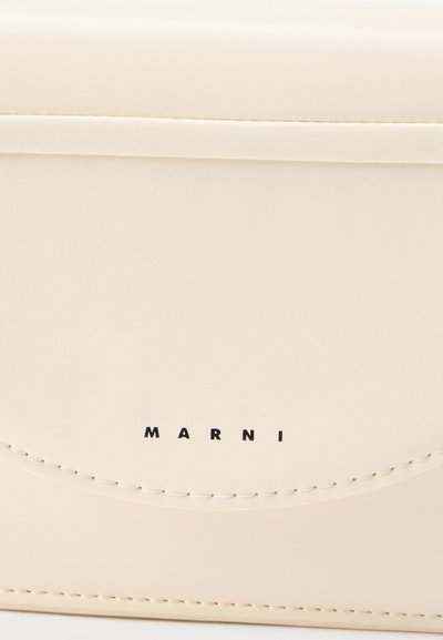 Δερμάτινη τσάντα σε κρεμ απόχρωση με μαύρο λογότυπο "MARNI" και ορατό ράψιμο στην μπροστινή πτυχή.