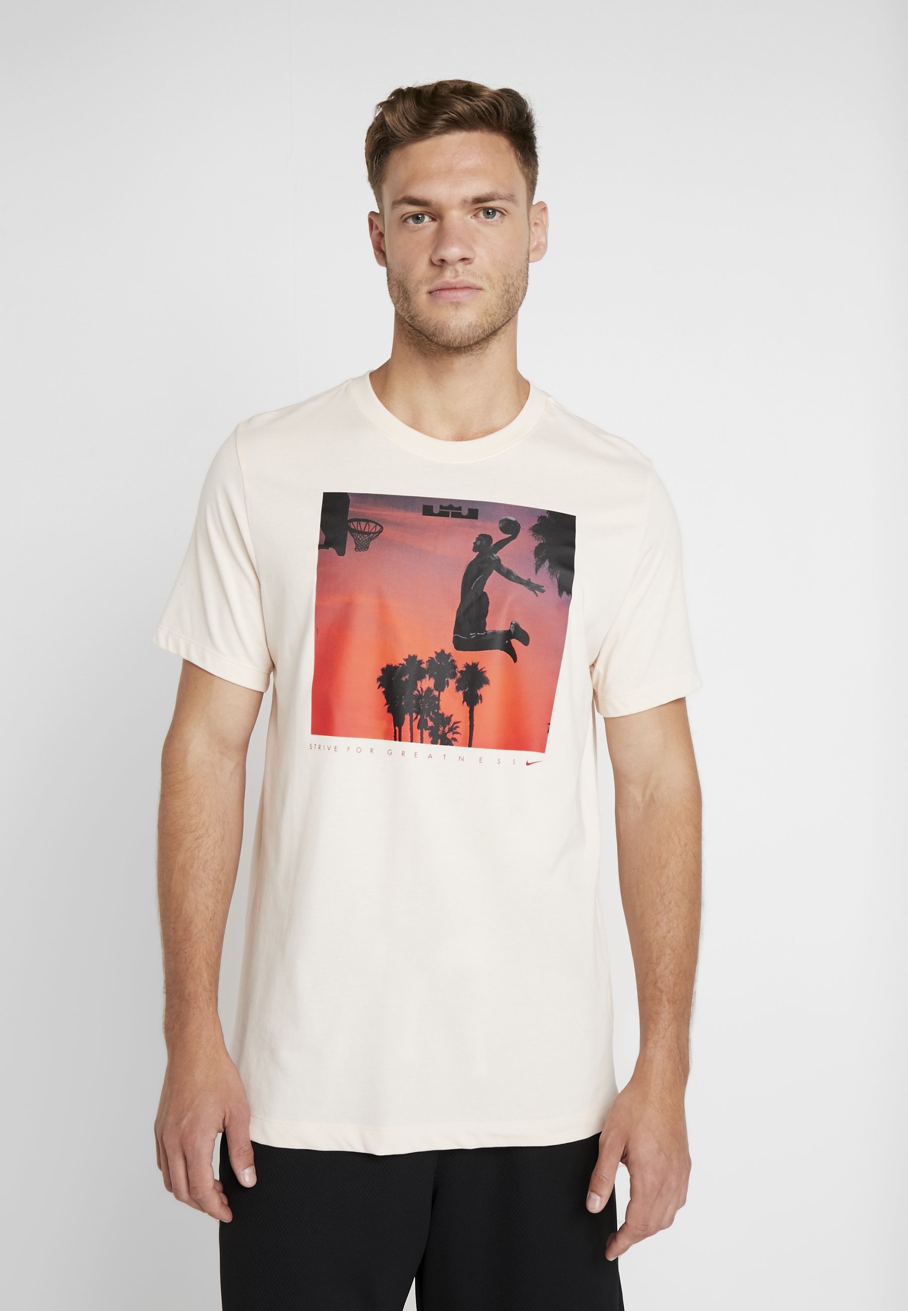 Cumplido salvar conversacion Nike Performance LEBRON JAMES DRY TEE FLY - Camiseta estampada - guava ice/blanco - Zalando.es Cumplido salvar conversacion Nike Performance LEBRON JAMES DRY TEE FLY - Camiseta estampada - guava ice/blanco - Zalando.es