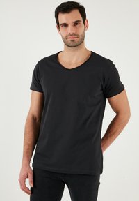 V-NECK  - Basic T-shirt - smoked color